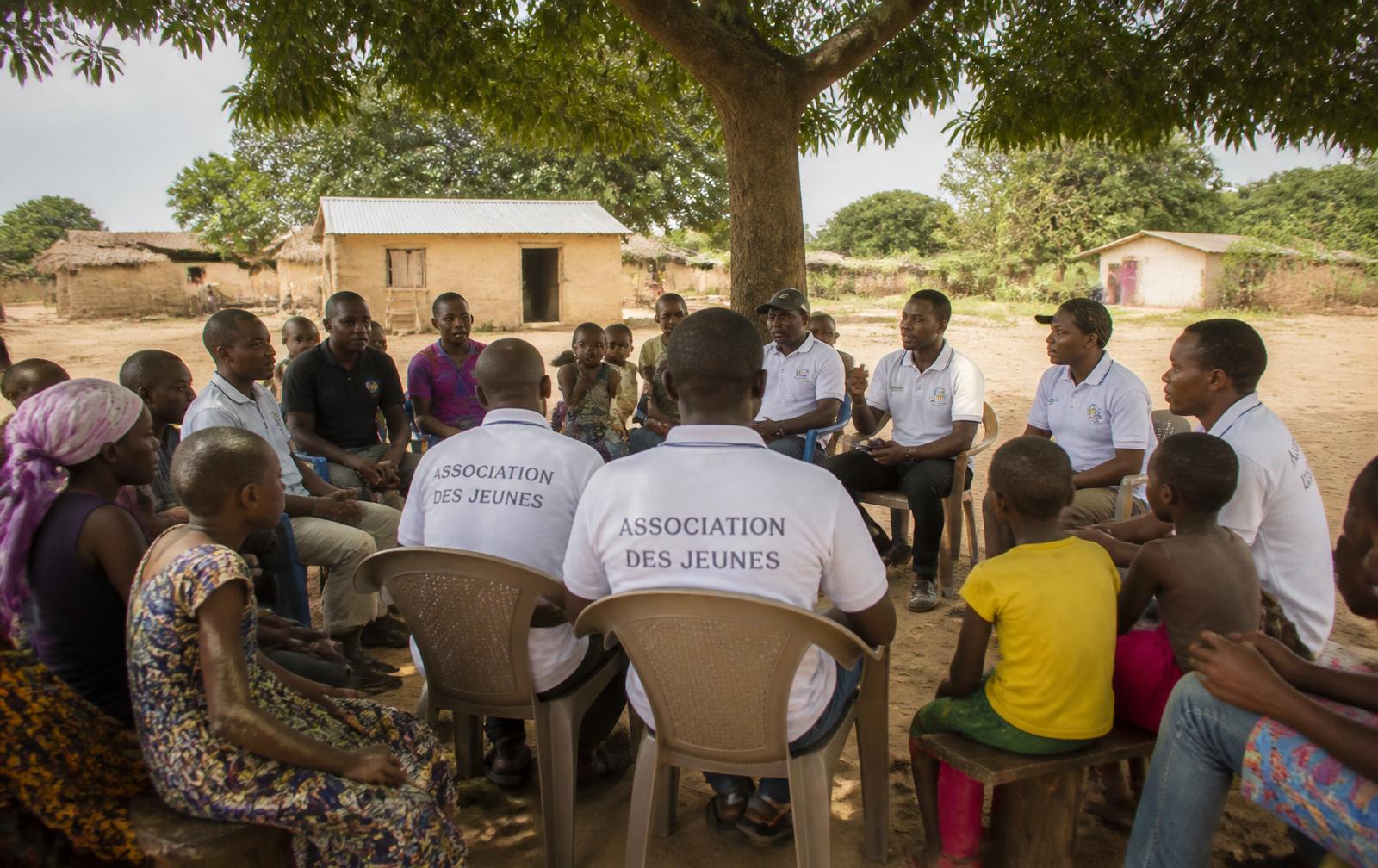 Réunion communautaire dans un village